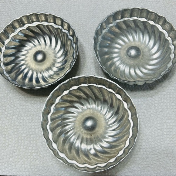 Vintage Set of 3 aluminum jello or tart molds.  Excellent condition‼️ - Picture 2 of 4